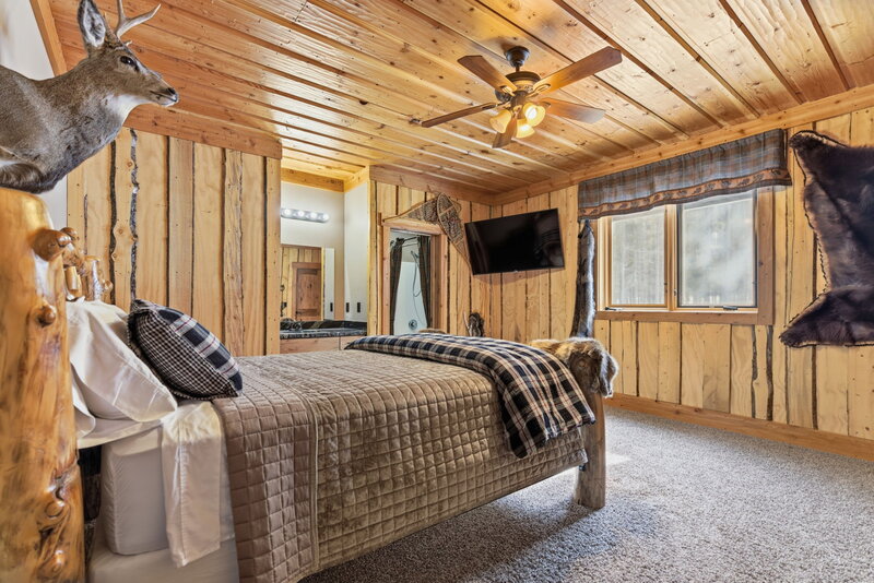 Riverfront Wildlife Lodge great room for a family reunion near Yellowstone
