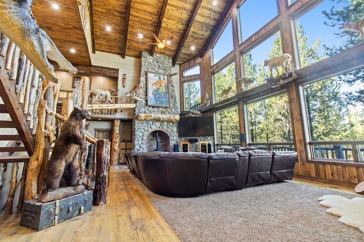 Riverfront Wildlife Lodge — open bunk loft with five metal-frame twin beds